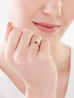 Złoty pierścionek z szafirem syntetycznym i cyrkoniami