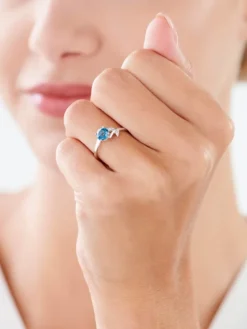 Złoty pierścionek z topazem syntetycznym i cyrkoniami