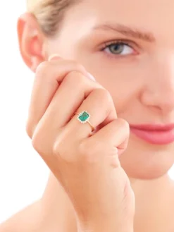 Złoty pierścionek ze szmaragdem syntetycznym i  cyrkoniami